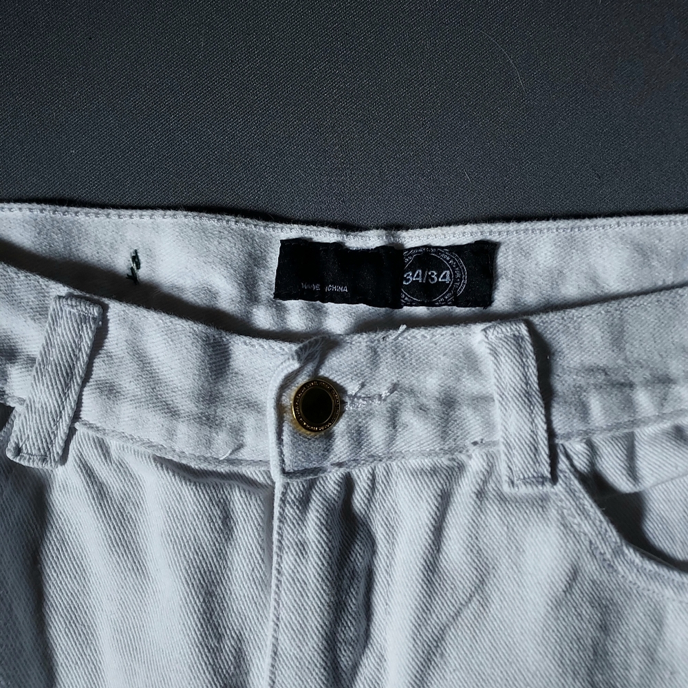 White jeans with distressed legs. Men's 32" x 30" - Picture 6 of 10
